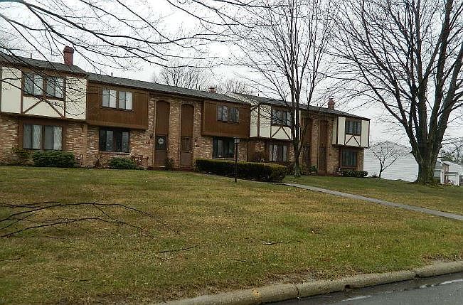 2nd image of 1402 Maplecrest Dr #B