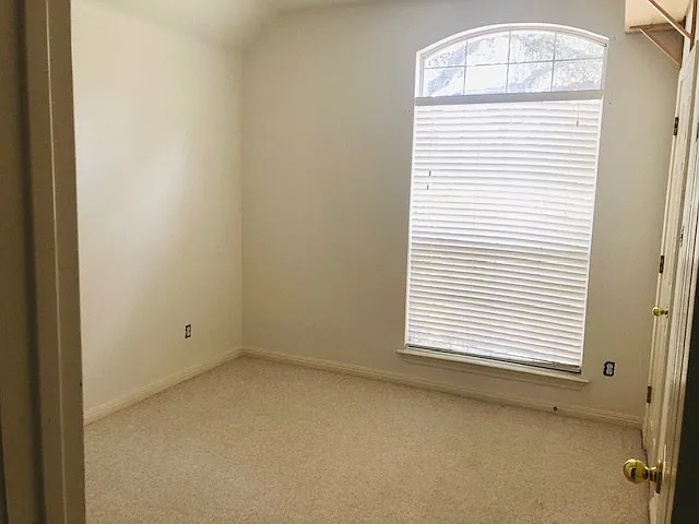 1700 Lancaster St — Photo 18