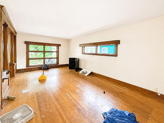 3rd image of 221 N Madriver St