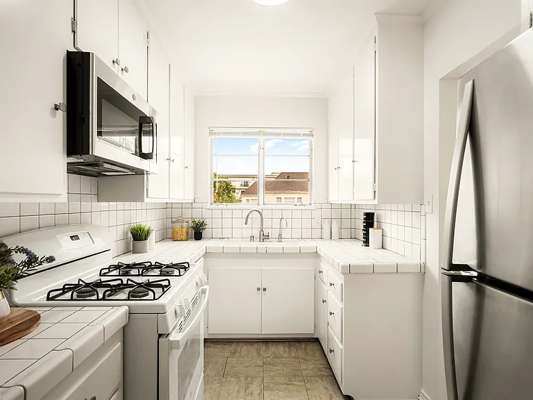 132 S Sweetzer Ave #136-1/2 — Photo 6