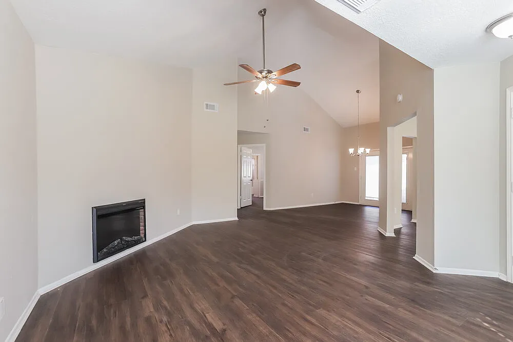3 bed, 2.0 bath, 1270 sqft, $1,795 — Photo 4