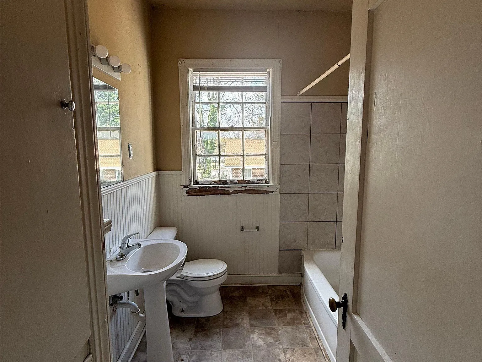 2 bed, 1.0 bath, 975 sqft, $700 — Photo 4