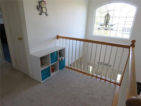 4th image of 35 Derrick Dr