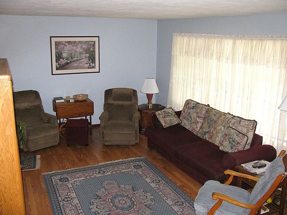 4th image of 266 Green Ct