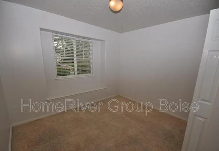 3872 N Weston Ave — Photo 2