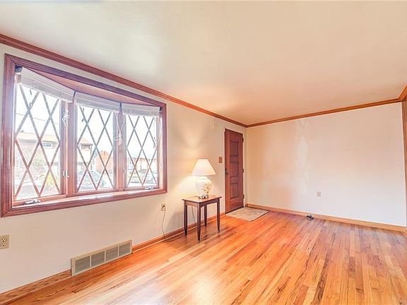 5th image of 224 Tyrol Dr