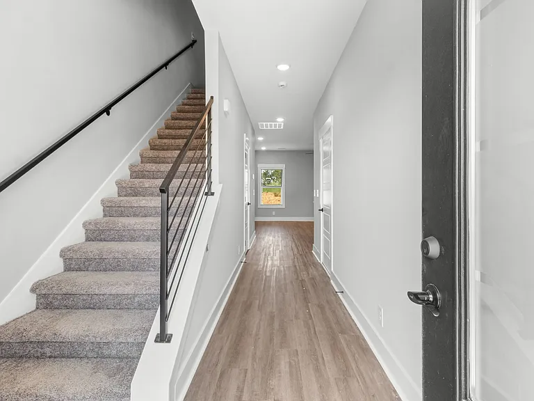 401 Jonathan Wade Cir — Photo 2