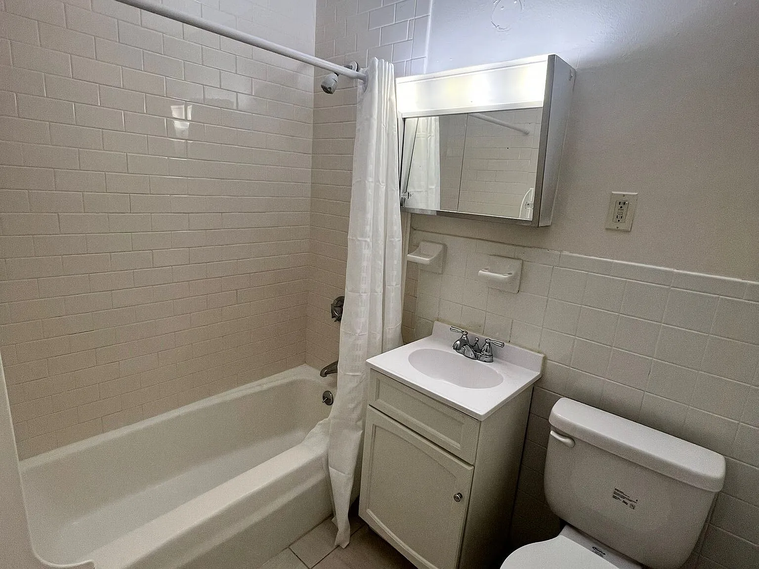 1 bed, $2,300 — Photo 3