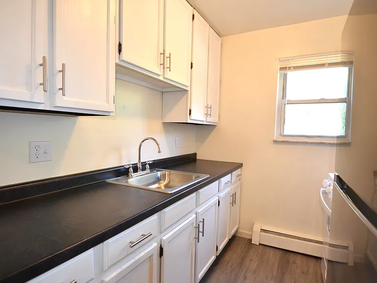 252 Hartwell Ave — Photo 6