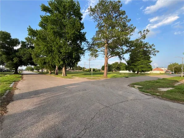 101 Doerr Dr, Arabi, LA 70032