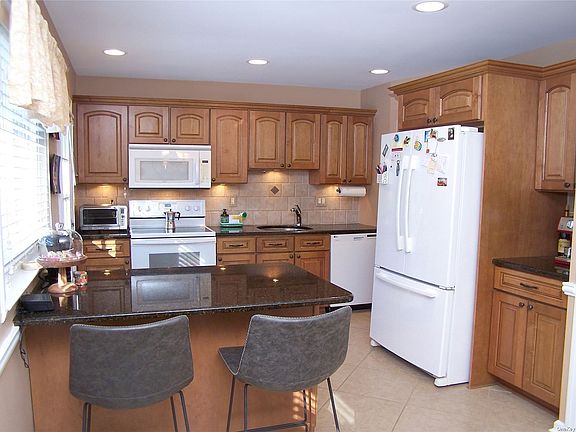 5th image of 28 Norma Blvd