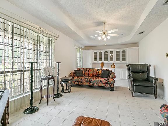 3rd image of 1105 Roundhill Dr