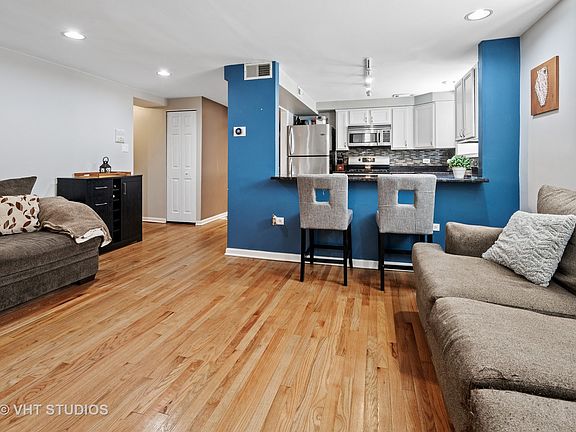 4th image of 1516 W Rosemont Ave #G