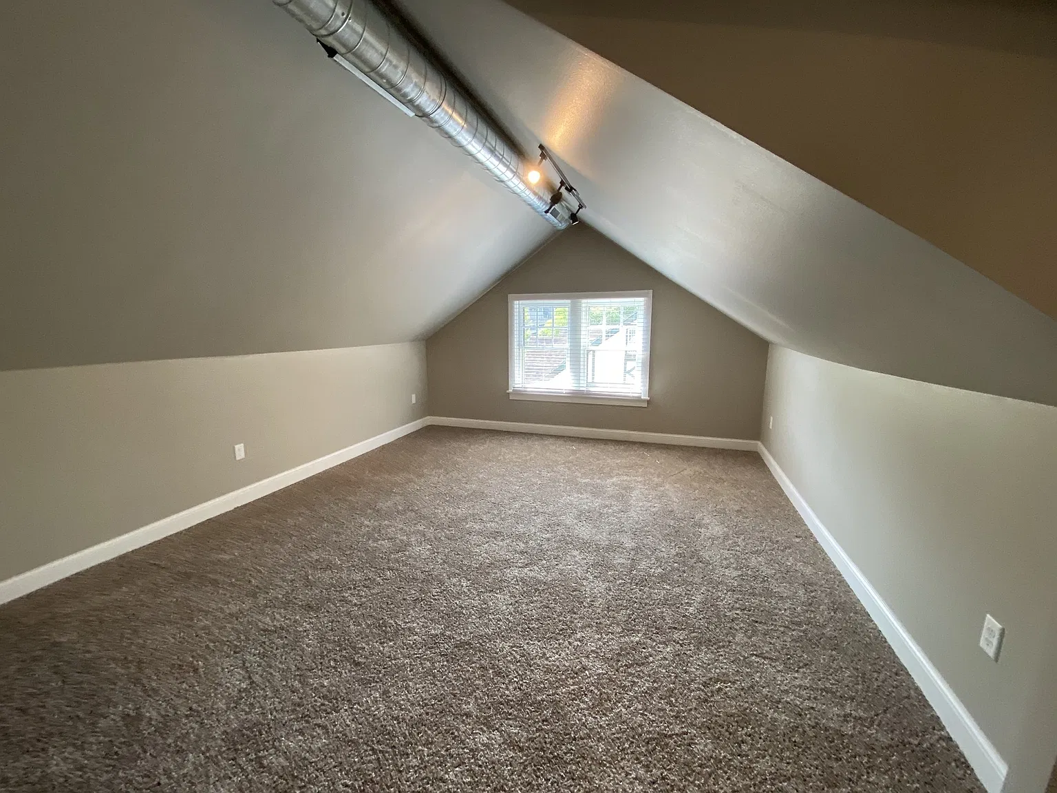 9 bed, 3278 sqft, $8,750 — Photo 4
