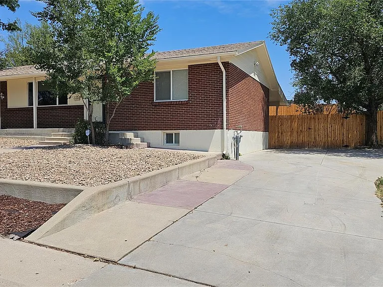 7840 Linda Cir — Photo 1