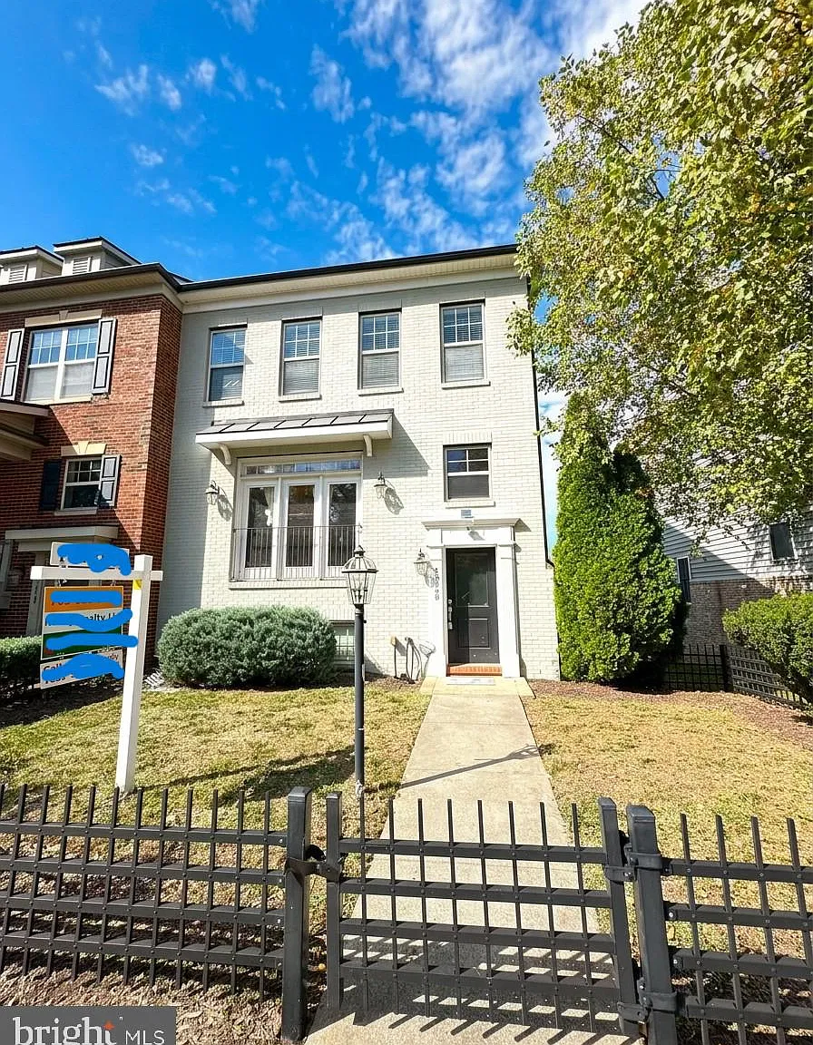 3 bed, 2.5 bath, 2512 sqft, $3,200 — Photo 1