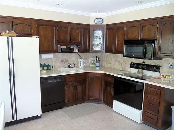 Eat in Kitchen - Newer Appliances - Ceramic Tile Backsplash 