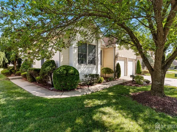 9 Westminster Dr, Monroe Township, NJ 08831
