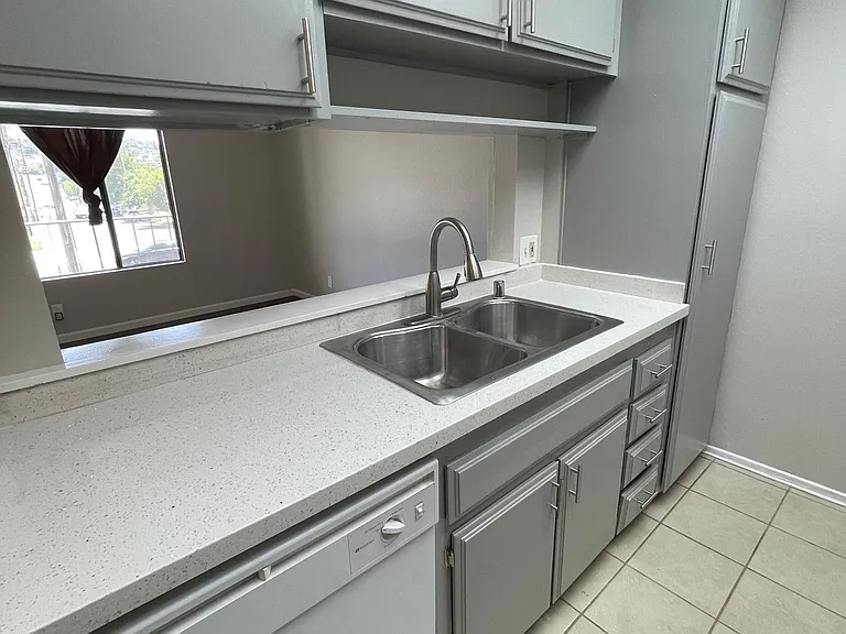 1735 E Washington St — Photo 11
