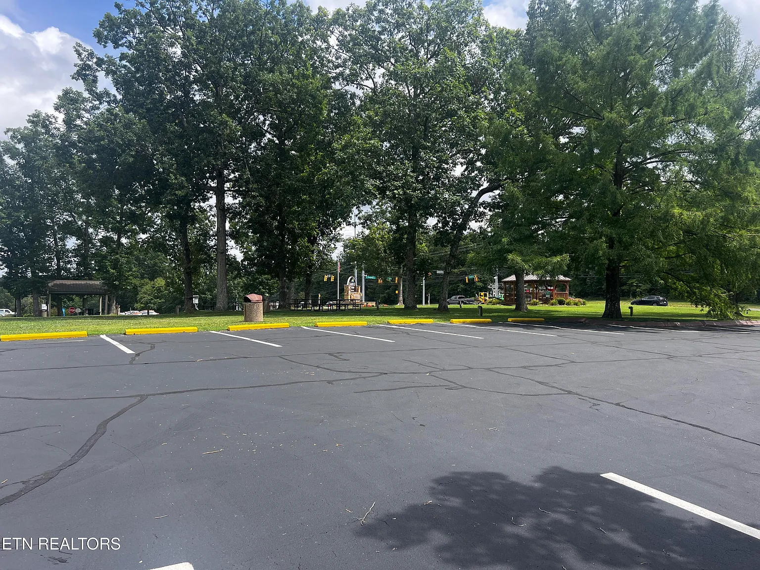2 bed, 1.5 bath, 938 sqft, $1,300 — Photo 4
