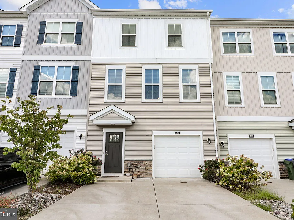 402 Honeyberry Ln