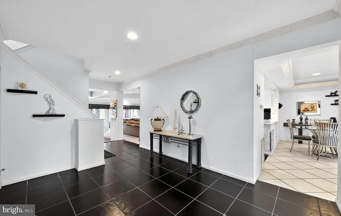 3 bed, 2.5 bath, 2744 sqft, $4,200 — Photo 3