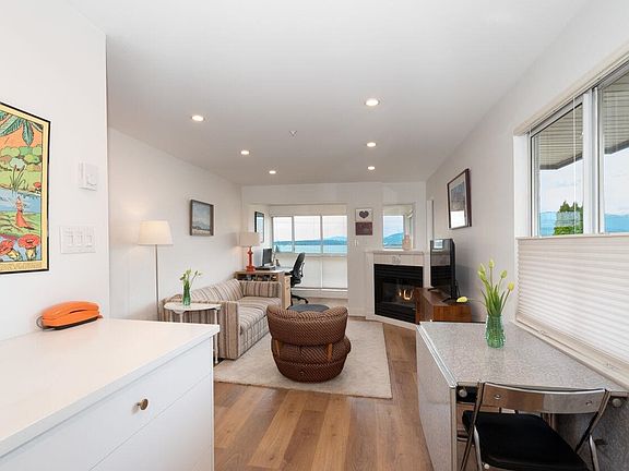 2nd image of 2211 Wall St #208