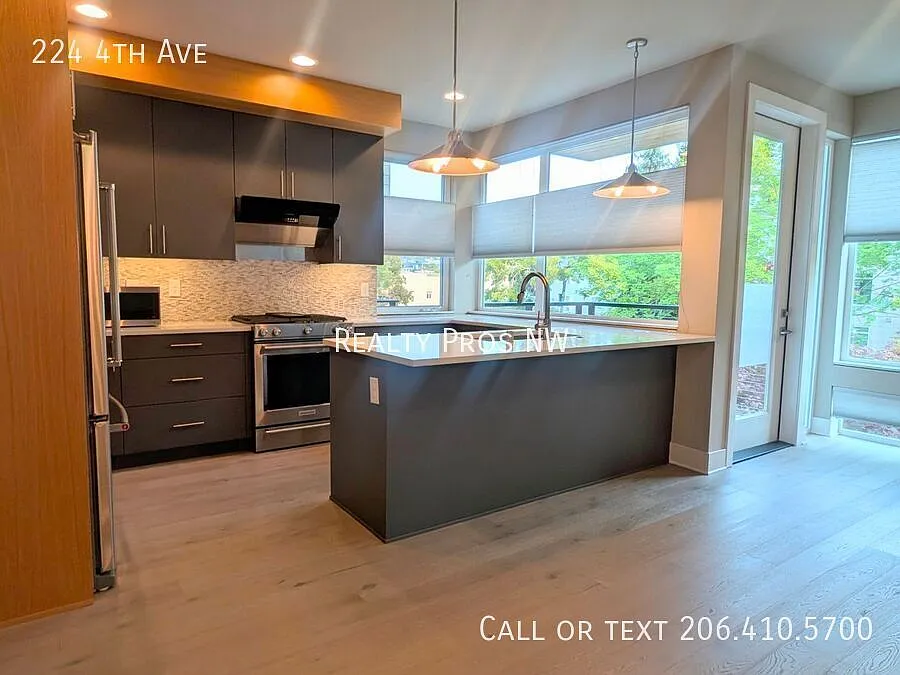 Beautiful Downtown Kirkland Townhome $4,300/Month — Photo 4