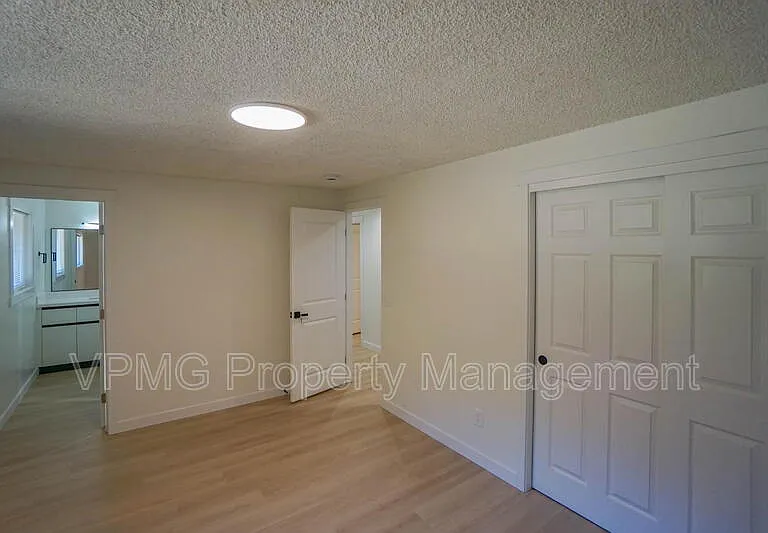 19505 NE 11th St — Photo 24
