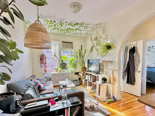 Rented by Capri Jet Realty Corp | media 1