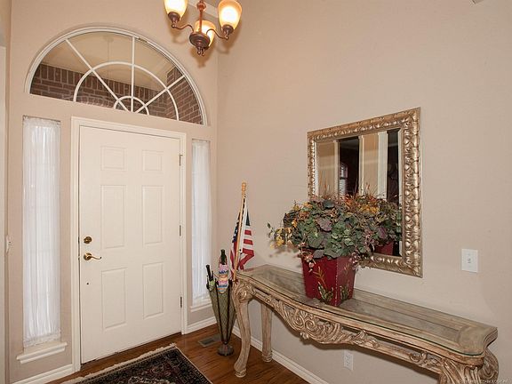 4th image of 235 Woodview Ln