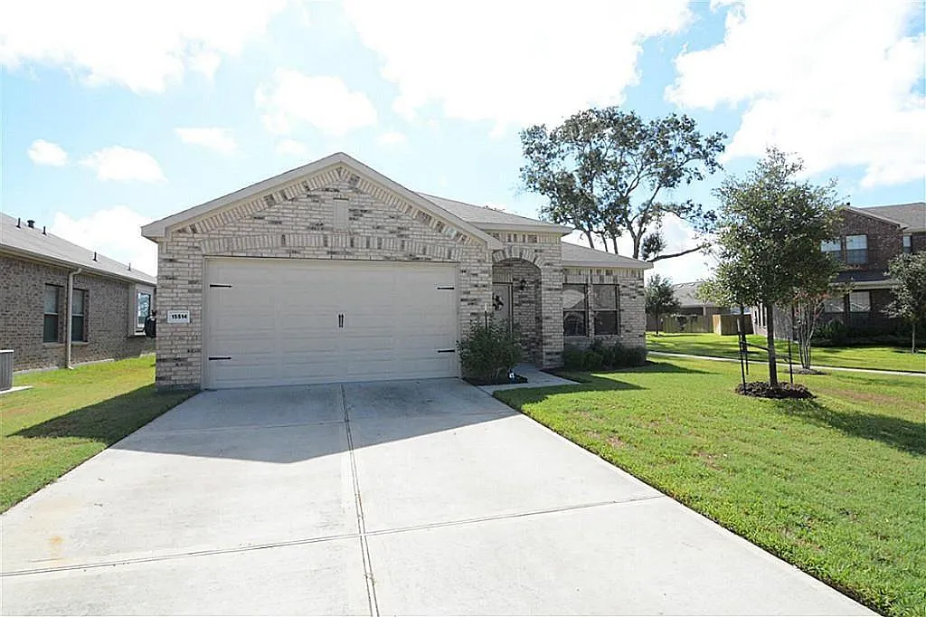 4 bed, 1950 sqft, $2,300 — Photo 1