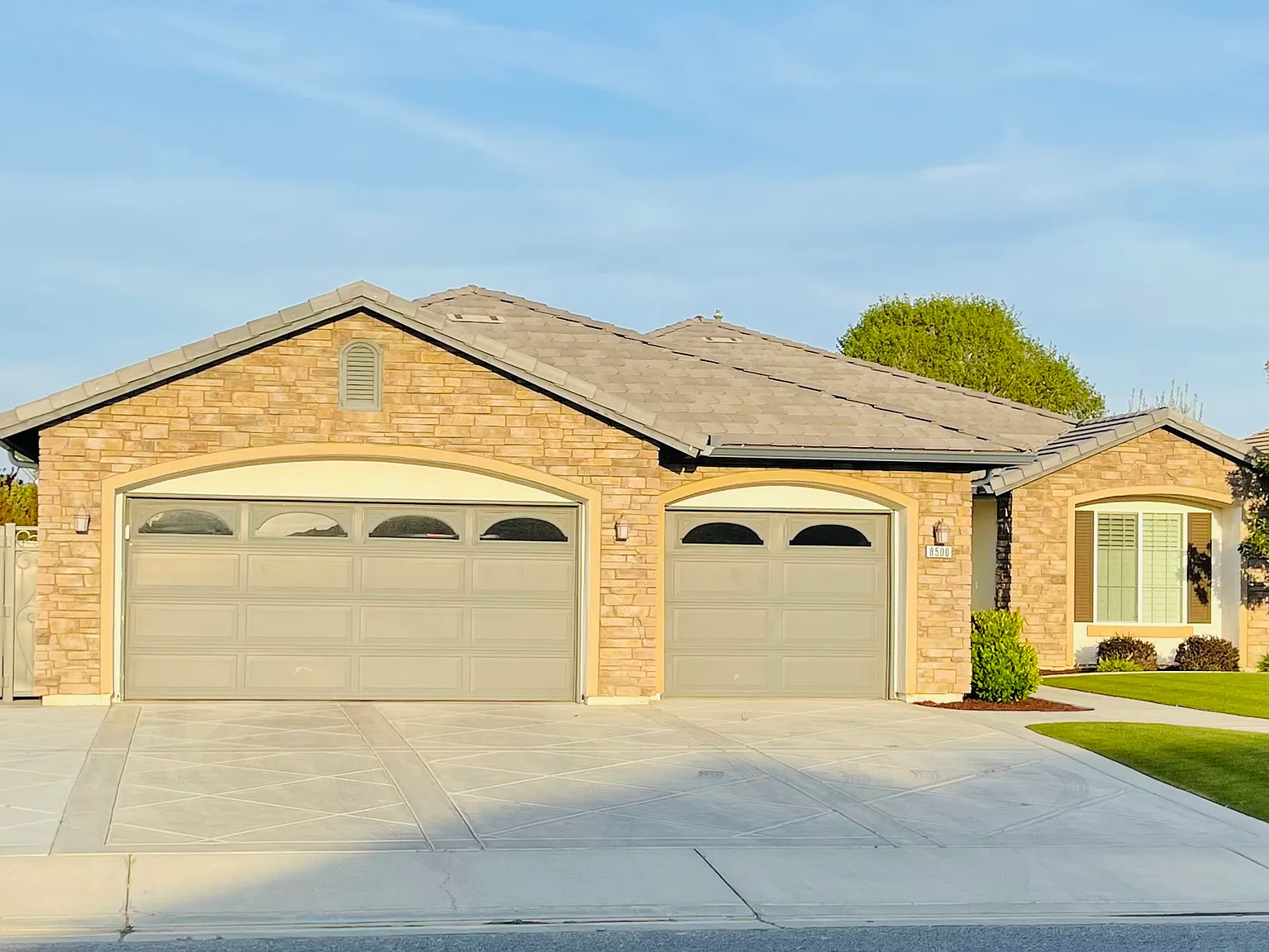 4 bed, 2475 sqft, $3,425 — Photo 2