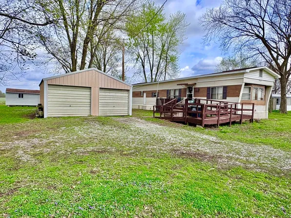 320 N 1st St NW, Clay City, IL 62824