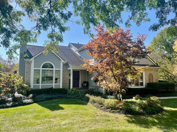 5557 Starwood Dr, Commerce Township, MI 48382