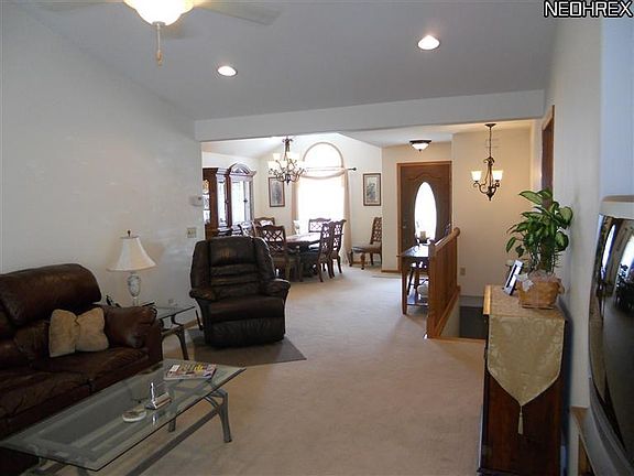 3rd image of 814 Elmwood Dr