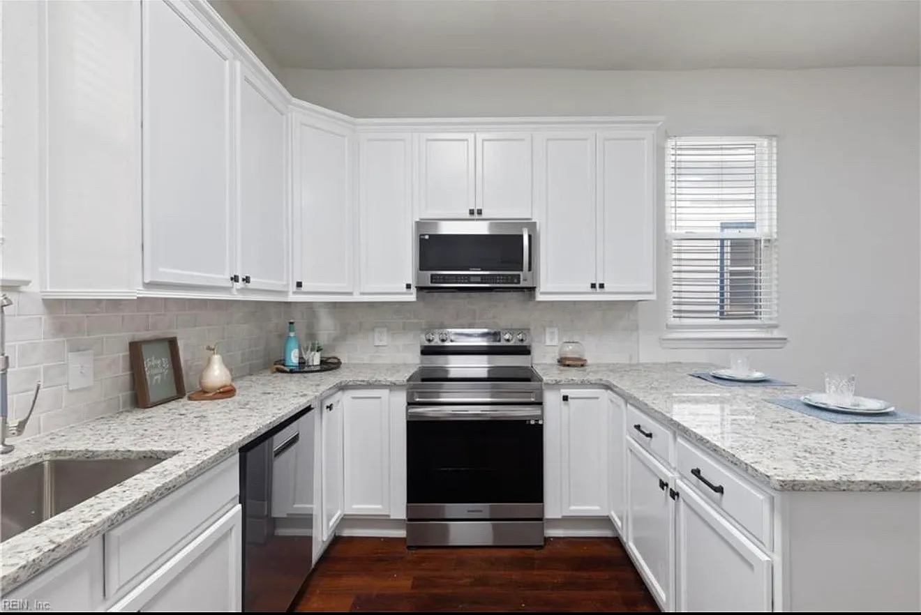 4 bed, 2.5 bath, 2199 sqft, $2,800 — Photo 4