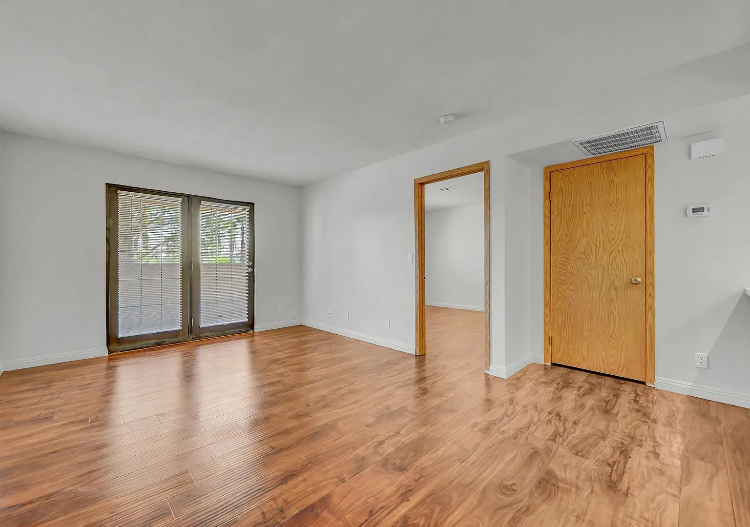Centrally located well appointed condominium — Photo 4