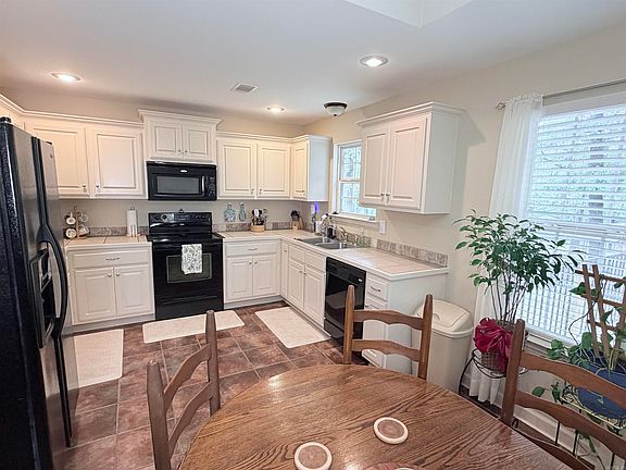 2nd image of 16 Oak Cliff Cv