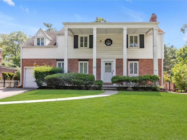 22 Woodland Place, Great Neck, NY 11021