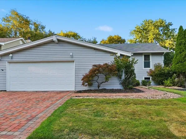 12243 Foxpoint Dr, Maryland Heights, MO 63043