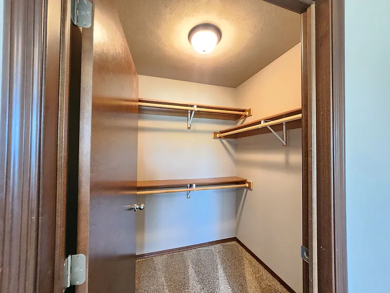 PRAIRIE POINTE APARTMENTS — Photo 14