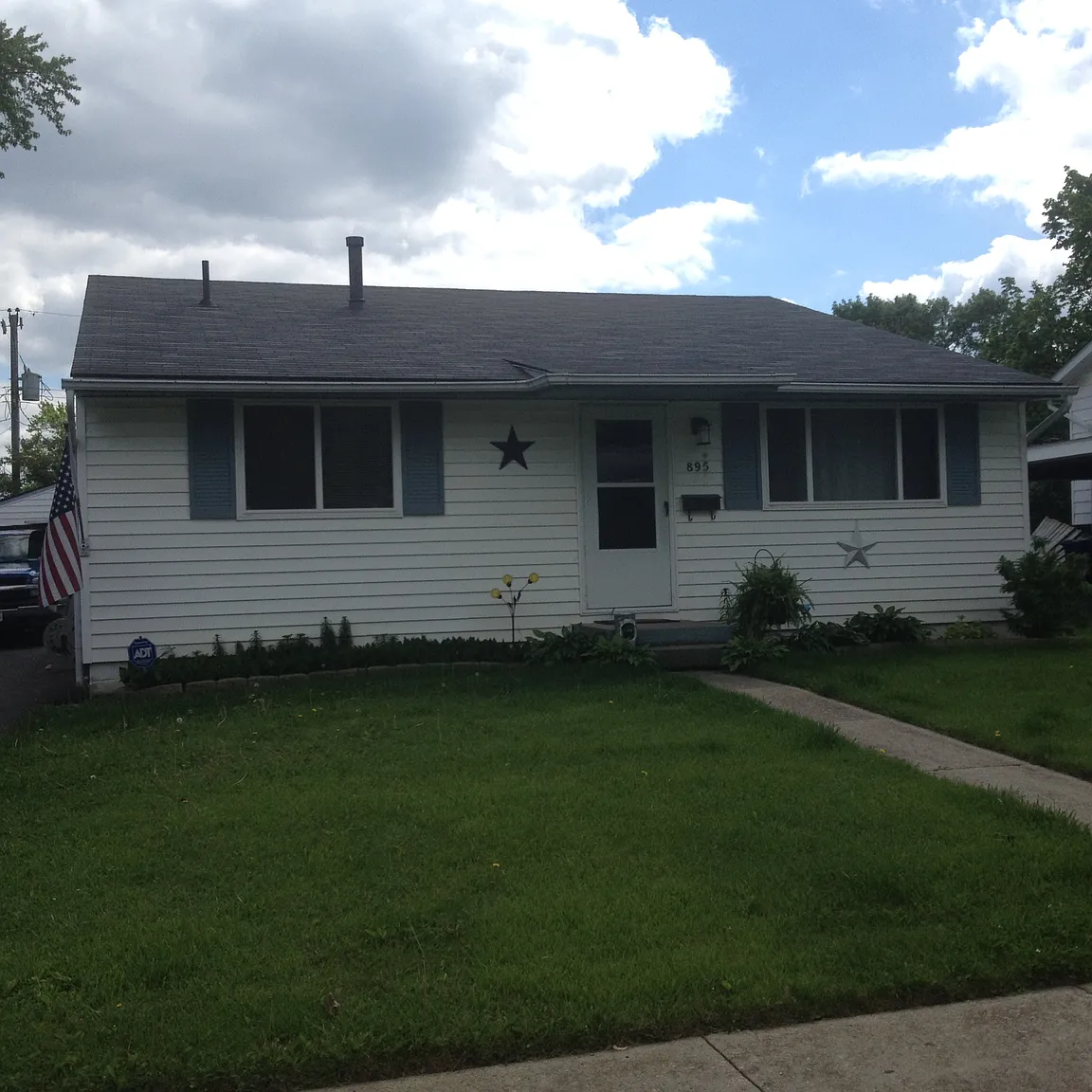 895 Maurine Dr photo 1
