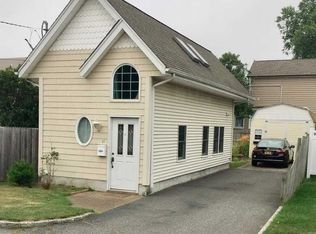 11 Willoughby Pl, West Islip, NY 11795