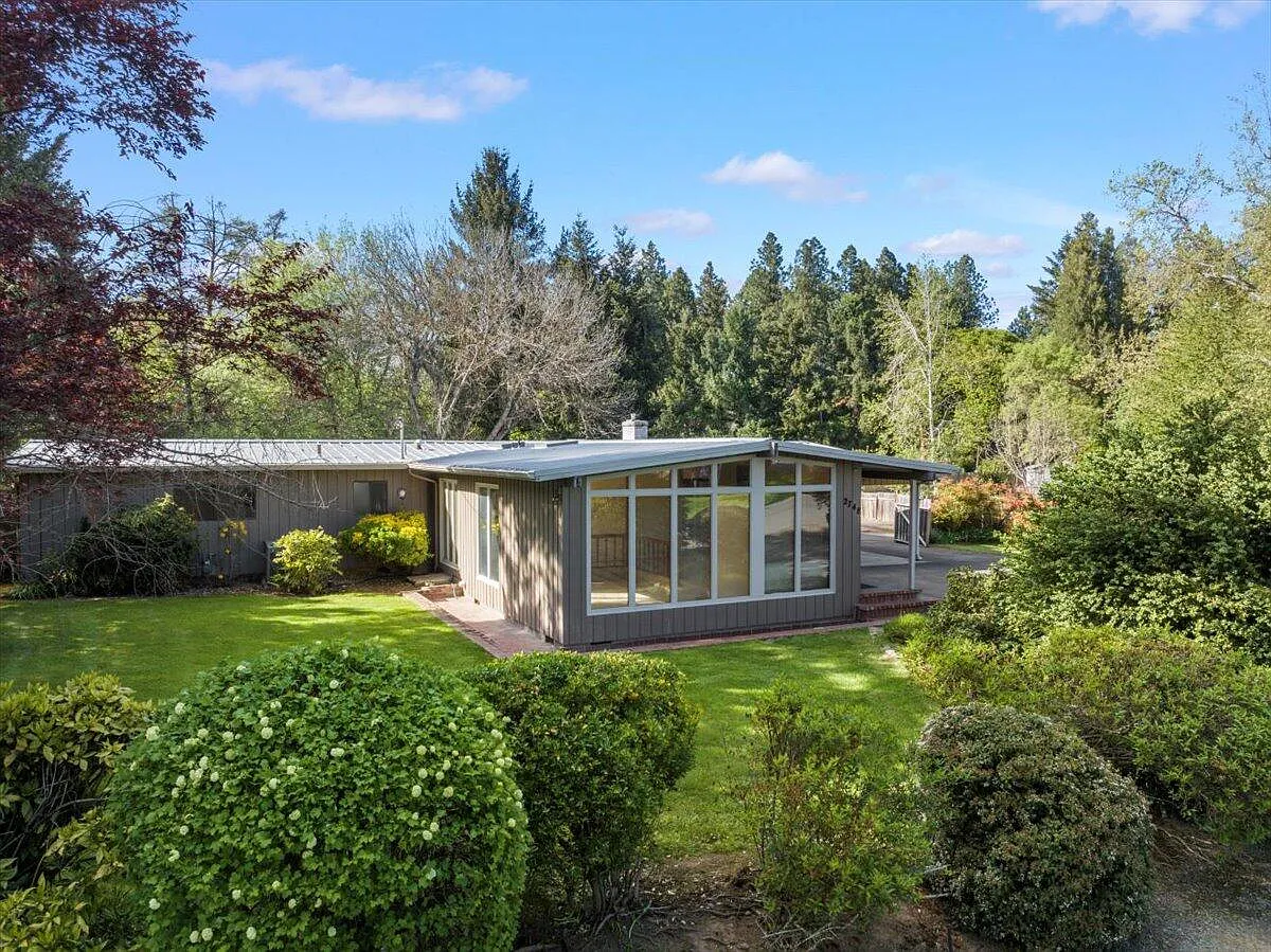 2748 Laurelwood Dr photo 1