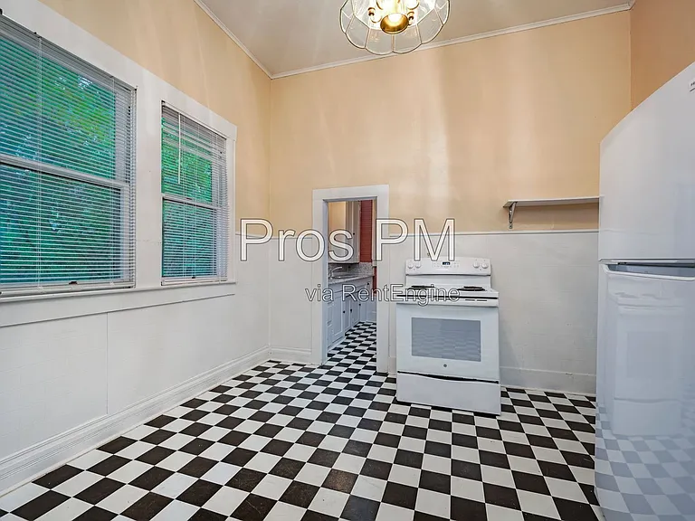 912 N Elm St — Photo 6