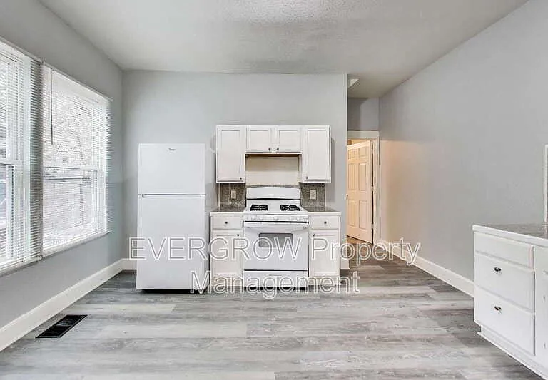 415 N Oxford St — Photo 9