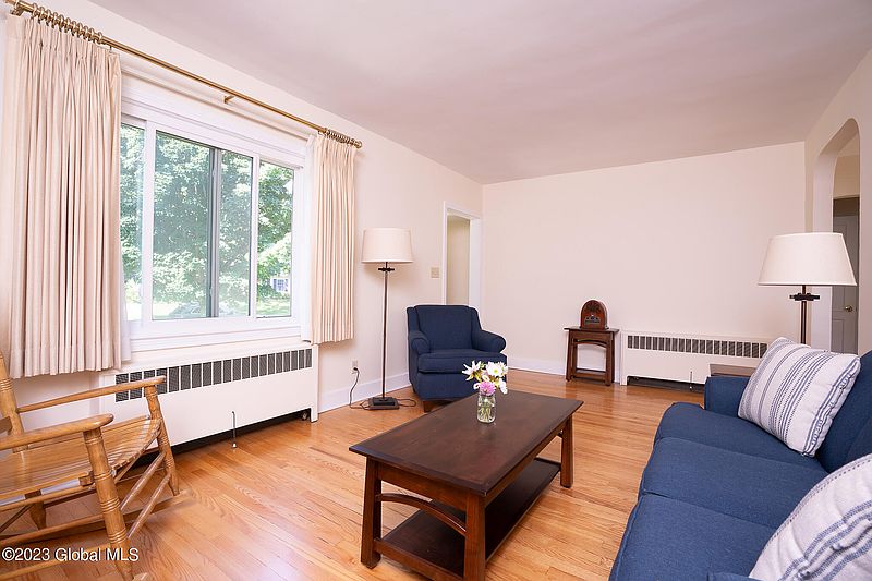 4th image of 180 Roweland Avenue