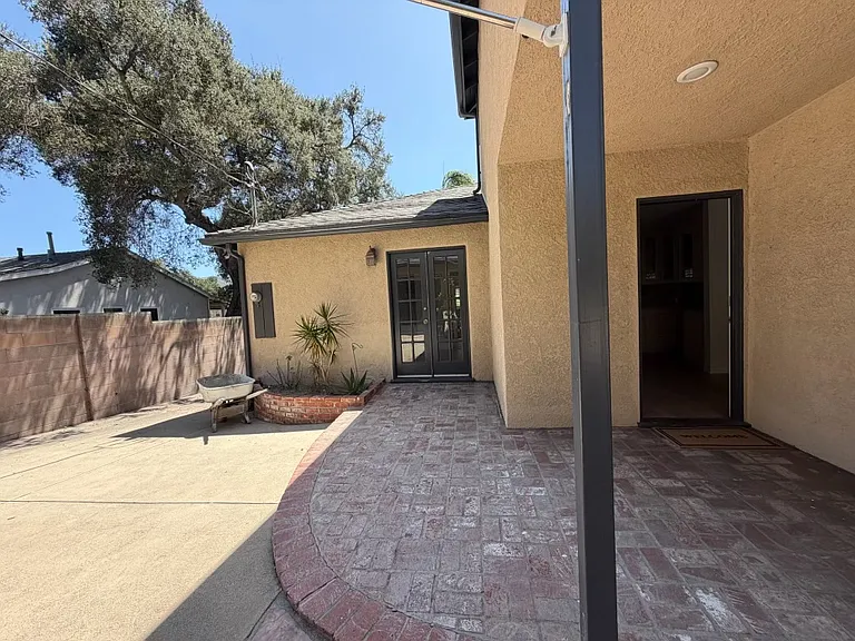 3247 Mills Ave — Photo 28