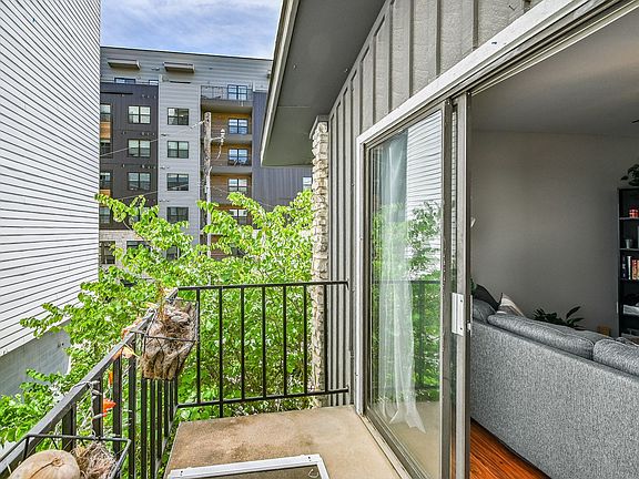 3rd image of 1008 W 25th 1/2 St APT 204